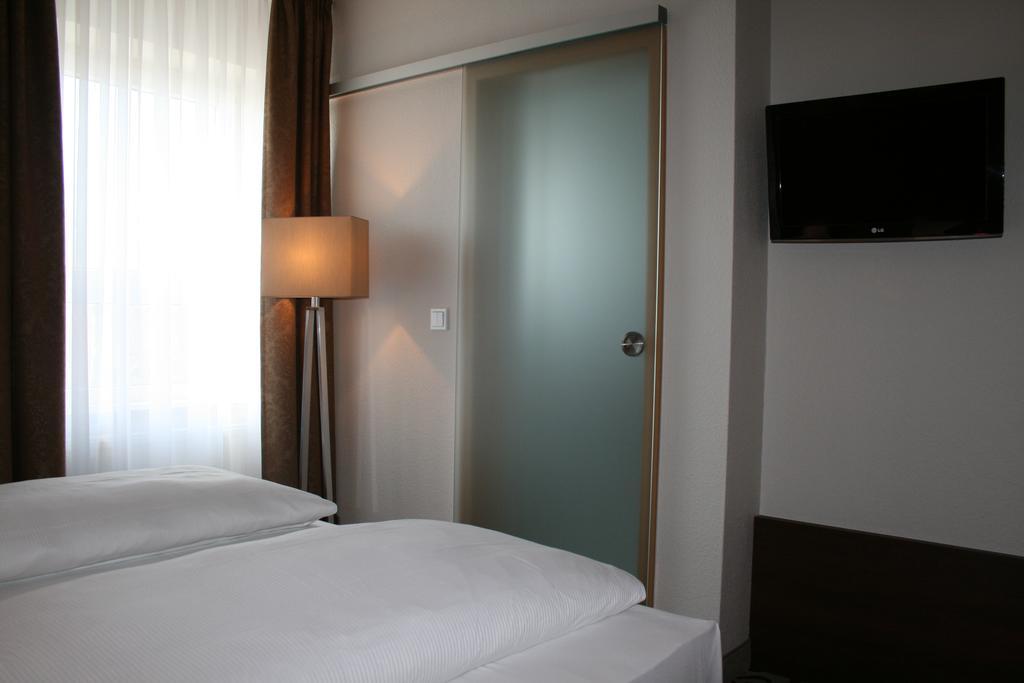 Hotel Parqeo Im A66 Гельнхаузен Экстерьер фото