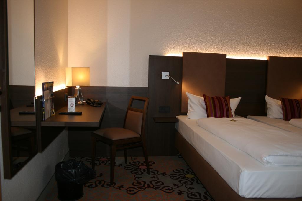 Hotel Parqeo Im A66 Гельнхаузен Экстерьер фото