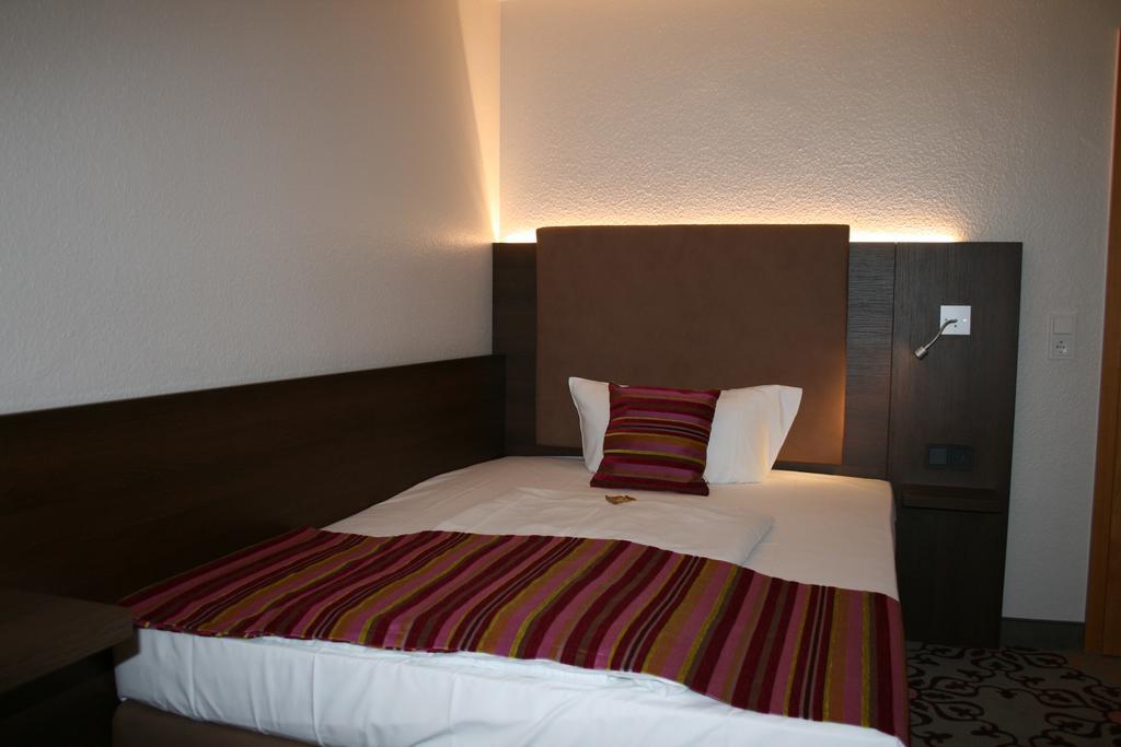 Hotel Parqeo Im A66 Гельнхаузен Экстерьер фото