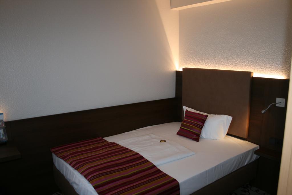Hotel Parqeo Im A66 Гельнхаузен Экстерьер фото